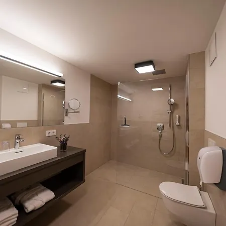 Lakeside Luxury Apartament