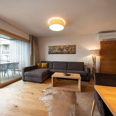 Lakeside Luxury Apartment *